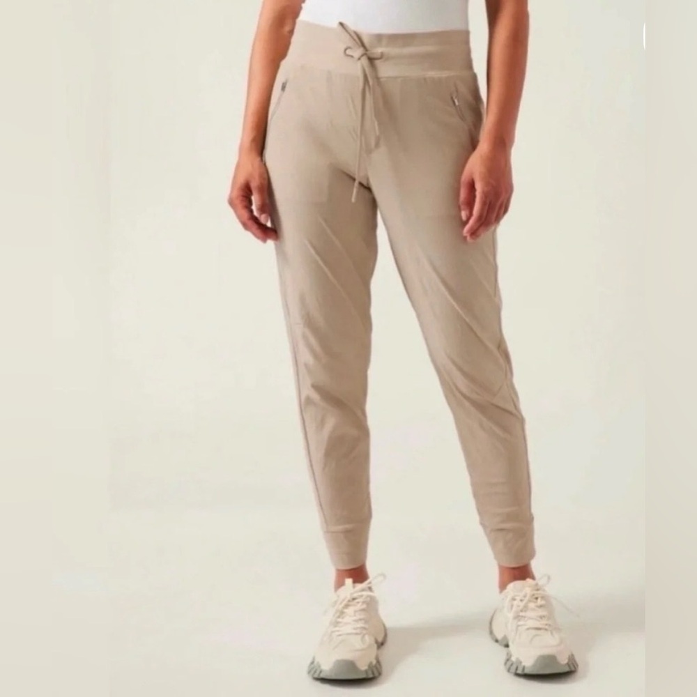 Athleta Trekkie North Jogger Pants Womens 6P Tan Khaki Hiking Athleisure Active